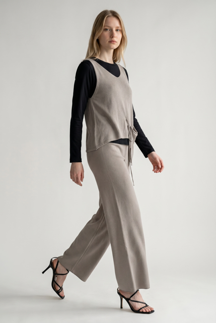 Contemporary Cropped Knitted Top with Pocket